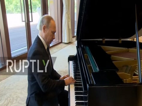 Ο Β. Πούτιν έπαιξε πιάνο και «μάγεψε» τους παρευρισκόμενους (βίντεο)